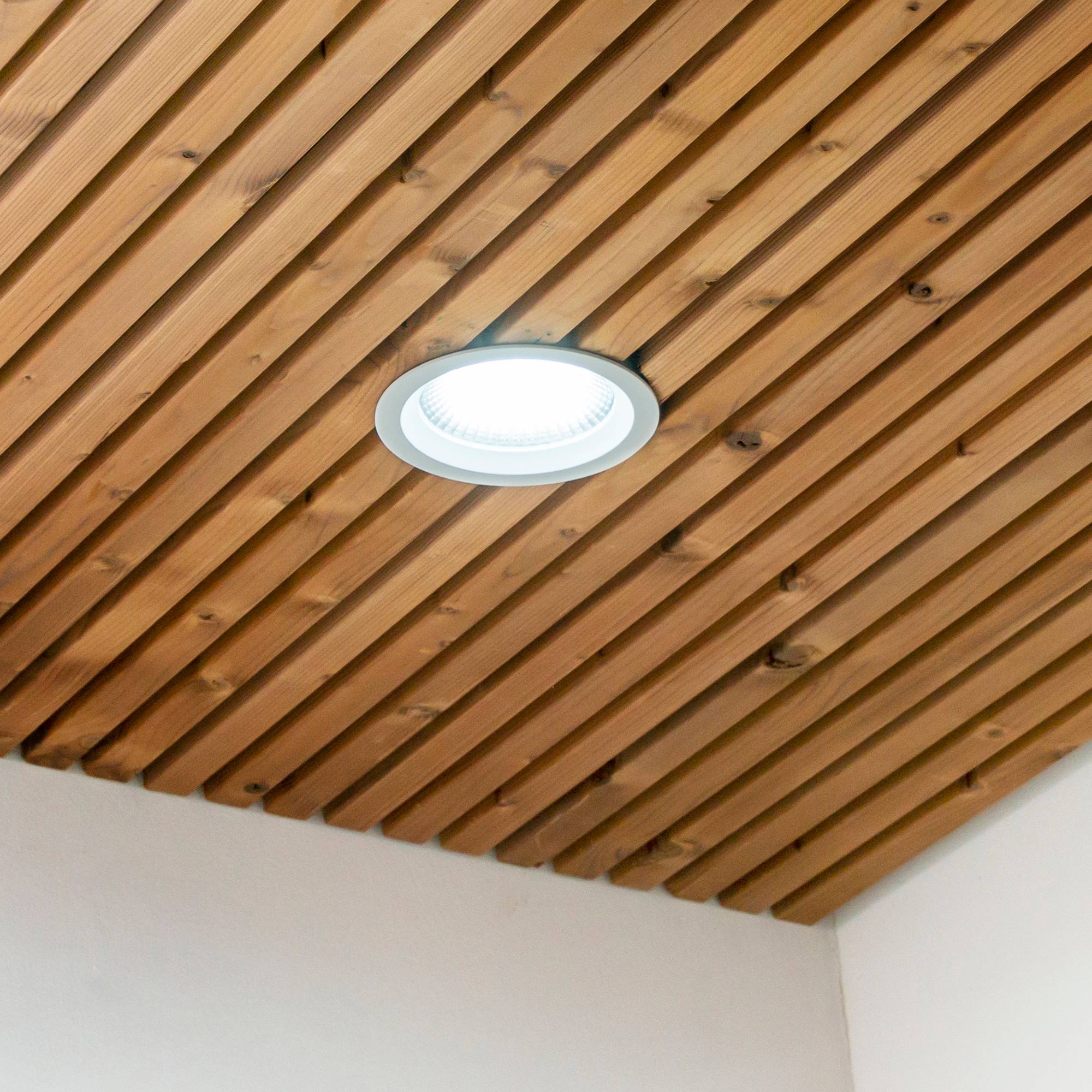 Luminaria de haz profundo EYE para la claraboya. La luminaria produce un alto nivel de luz y tiene un alcance de 7-8 m, lo que la convierte en una gran elección para espacios altos. Ledstore.fi