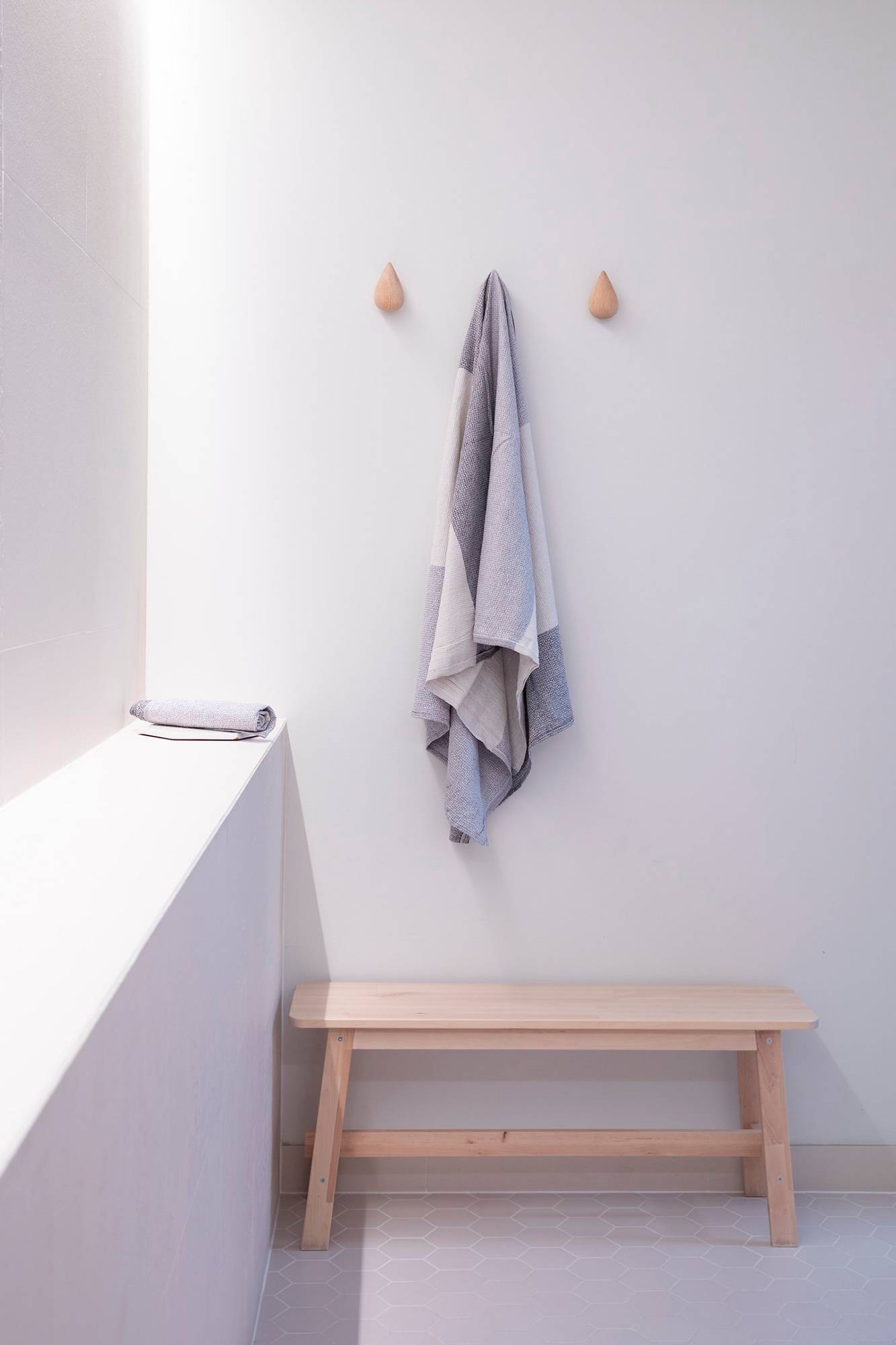 La tira de LED iluminada indirectamente en el techo proporciona una buena iluminación general y crea un ambiente de spa en la habitación. Ledstore.fi