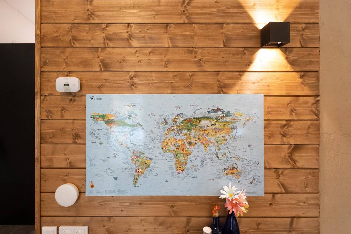 La lámpara de pared Funk tiene un ángulo de apertura de la luz ajustable.