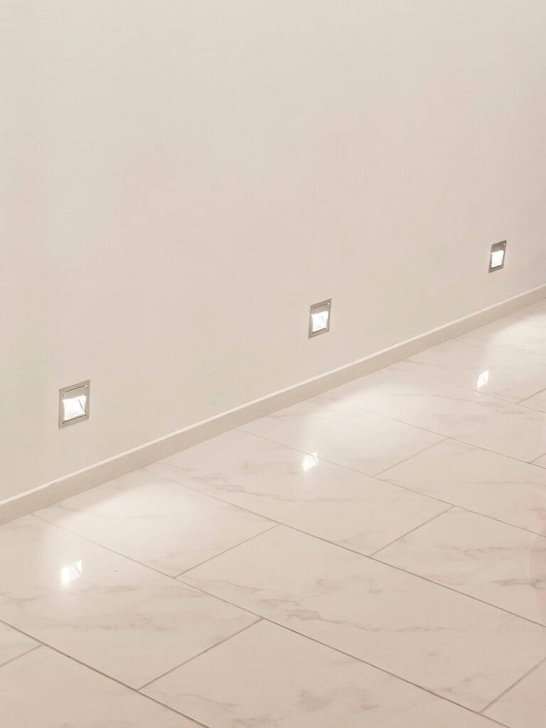 Fondo verde con un cuadrado blanco con "LED STORE" en mayúsculas blancas; el símbolo de una empresa de iluminación LED.