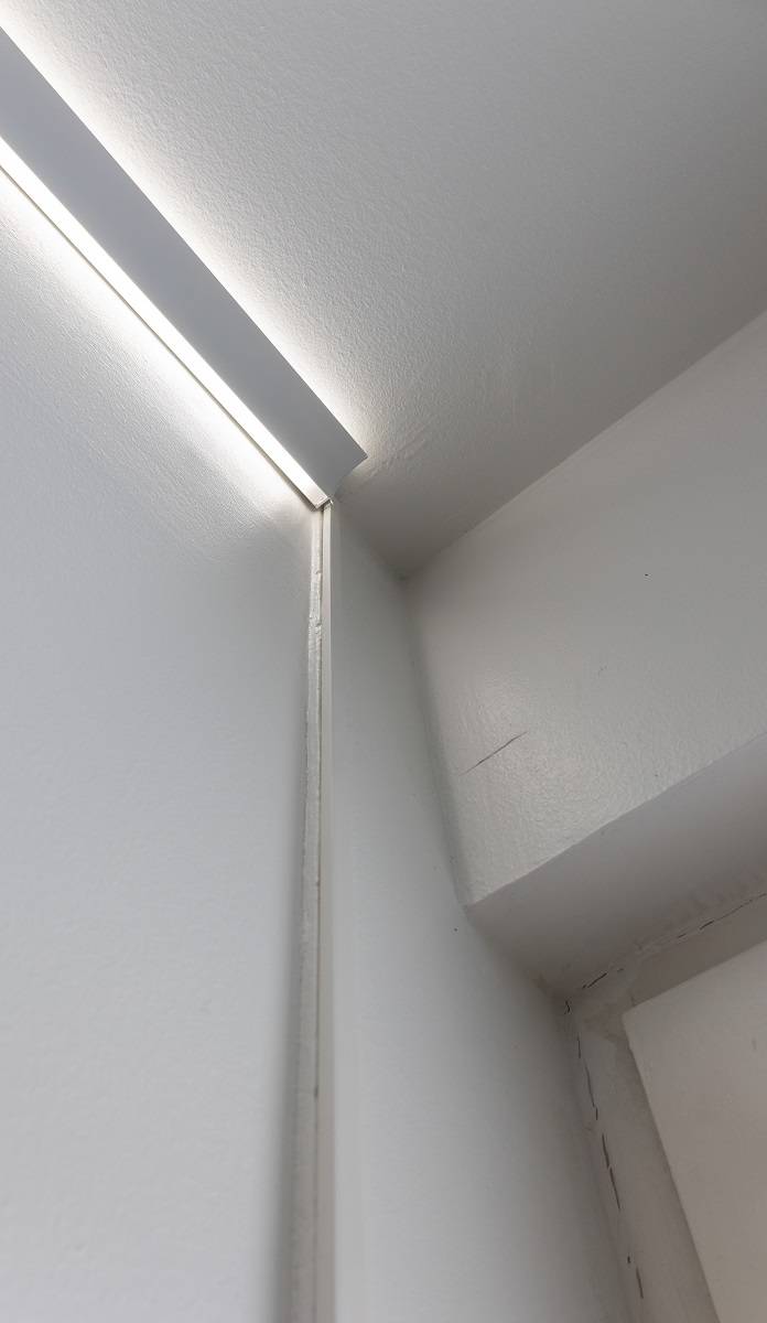 La cinta RGB+CCT tiene un cable plano abigarrado, que se puede instalar de forma ordenada con un pasacables.