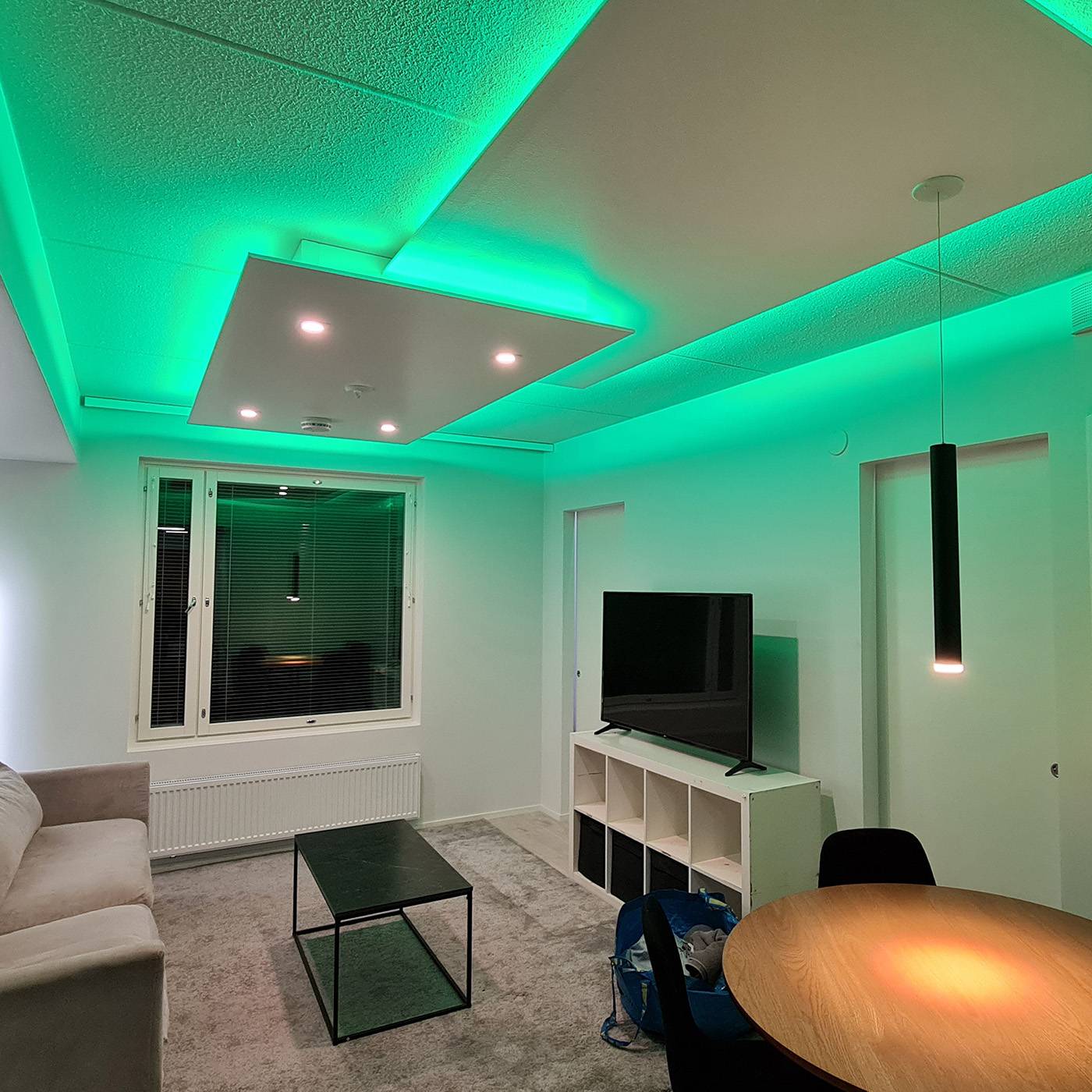 Cinta RGB+CCT instalada en la planta baja de una cocina de dos ambientes.