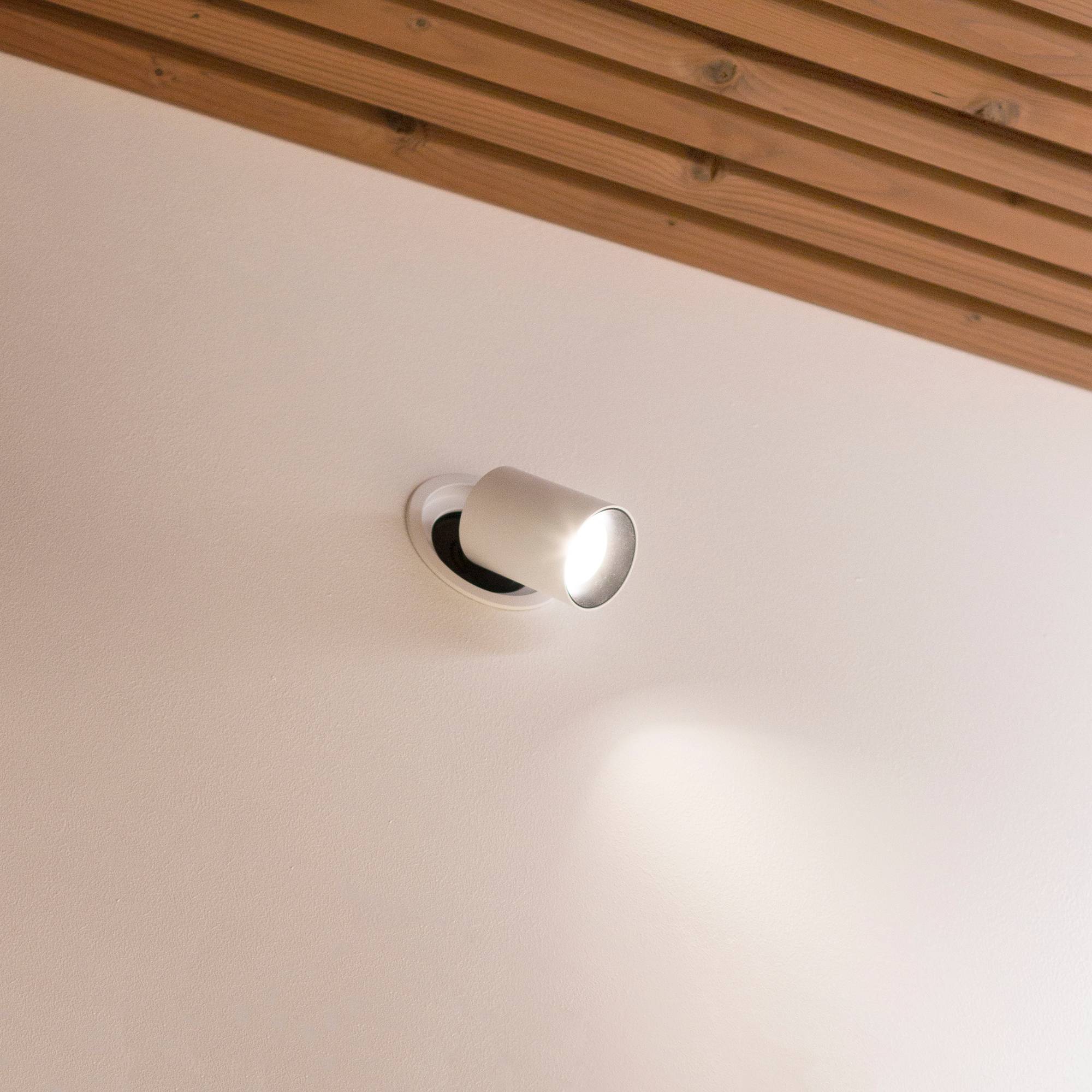 KOLO se puede girar 180 grados y rotar 360 grados, lo que la convierte en una excelente luz de acento. Ledstore.fi