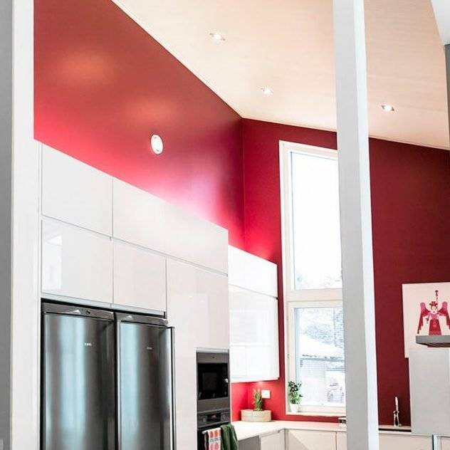 Iluminación de cocina con tira led sobre mueble y encimera