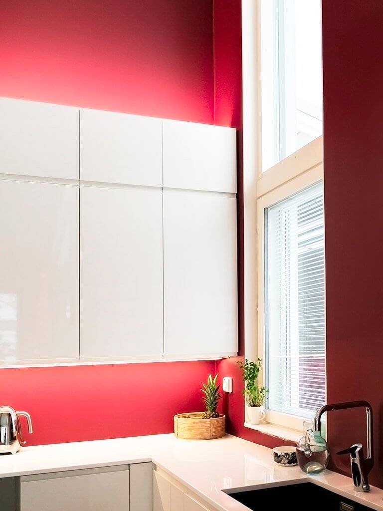 Fondo verde y cuadrado blanco con "LED STORE" en fuente blanca; soluciones de iluminación energéticamente eficientes a su alcance.