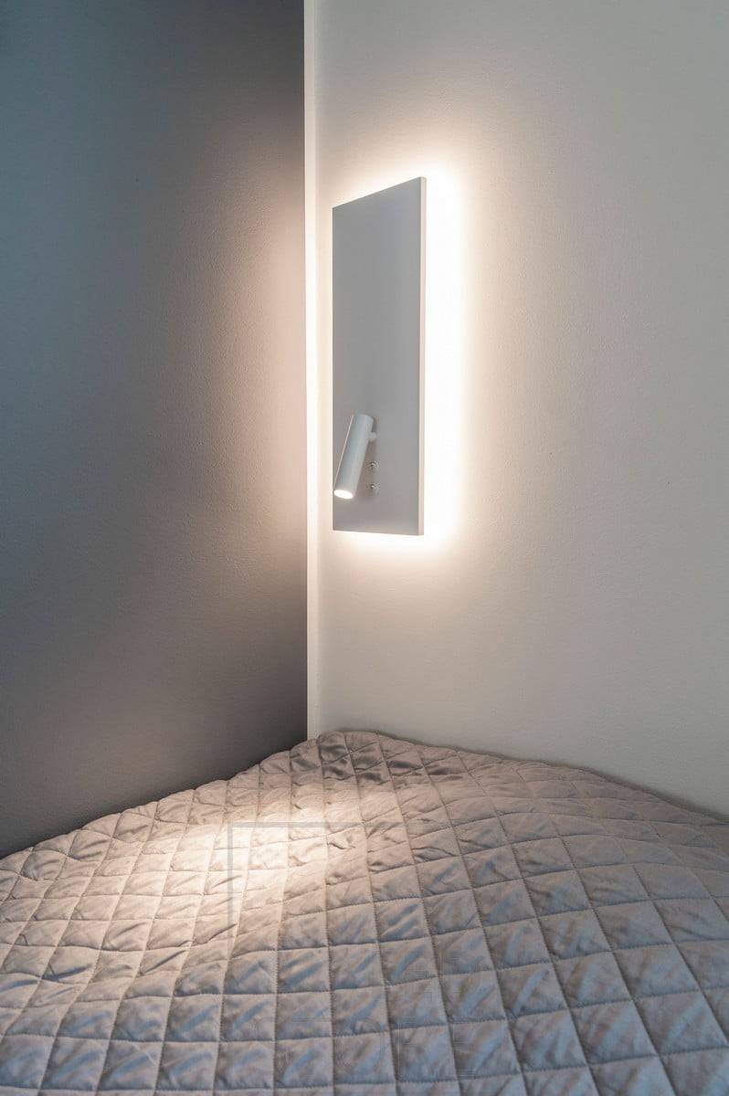 Luz de noche y de lectura NIGHT blanca, con luz de lectura direccional. La luz de ambiente indirecta y la luz de lectura tienen interruptores separados. También disponible con enchufe y en negro. Ledstore.fi
