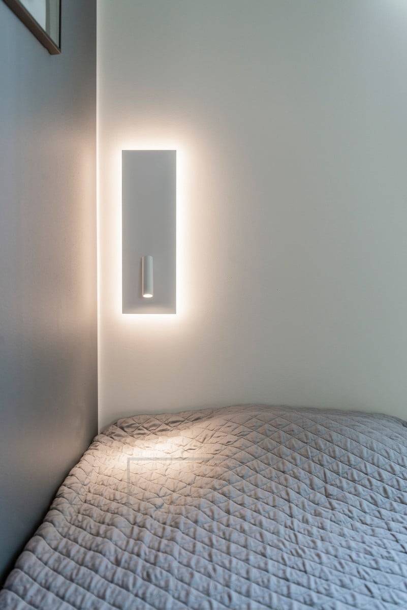 Lámpara de noche y lectura NIGHT blanca. Iluminación ambiental indirecta detrás del cuerpo de la lámpara y luz de lectura direccional. Ledstore.fi