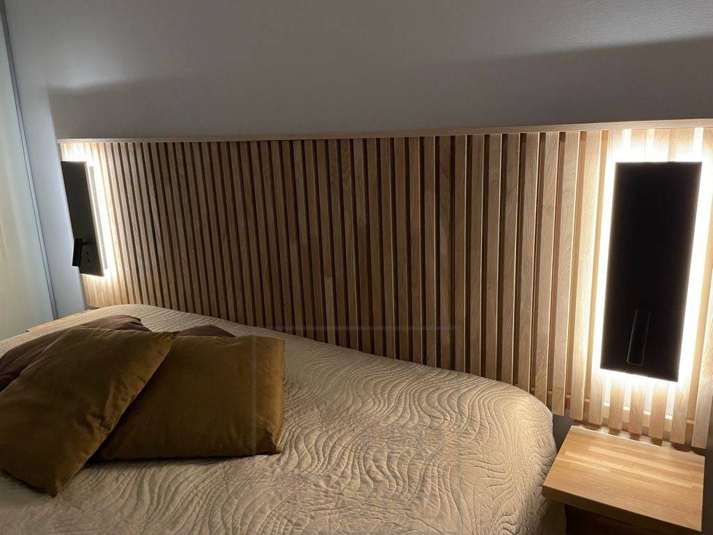 Lámpara de noche y lectura NIGHT negra a ambos lados de la cama. Con luz de ambiente y luz de lectura direccional, interruptores separados en el cuerpo de la lámpara. También disponible en blanco y/o con enchufe. Ledstore.fi