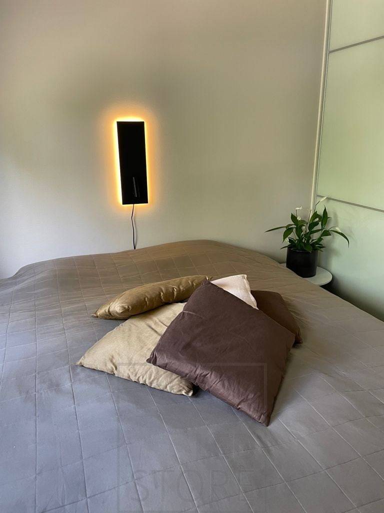 Luz de lectura y de noche NIGHT negra en la cabecera de la cama. Proporciona luz ambiental indirecta y luz de lectura direccional. También disponible en blanco y con enchufe. Ledstore.fi