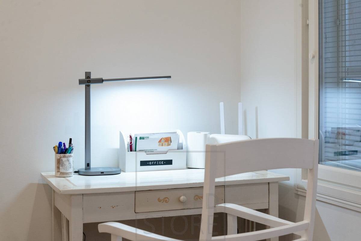 Lámpara de trabajo Crane. Lámpara de trabajo multifuncional con carga inalámbrica, toma USB, control de temperatura del color, atenuación y temporizador de apagado. También disponible en negro. Ledstore.fi