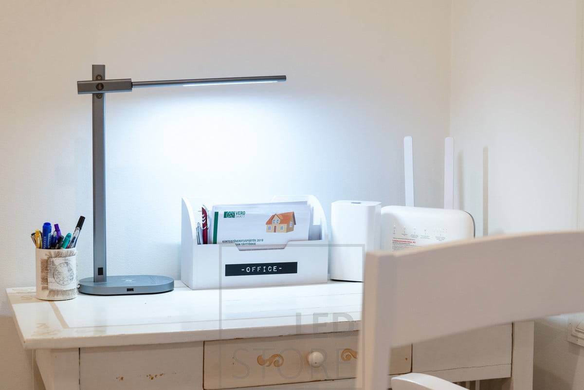 Lámpara de trabajo Crane. Lámpara de trabajo multifuncional con carga inalámbrica, toma USB, control de temperatura de color, atenuación y temporizador de apagado. Ledstore.fi