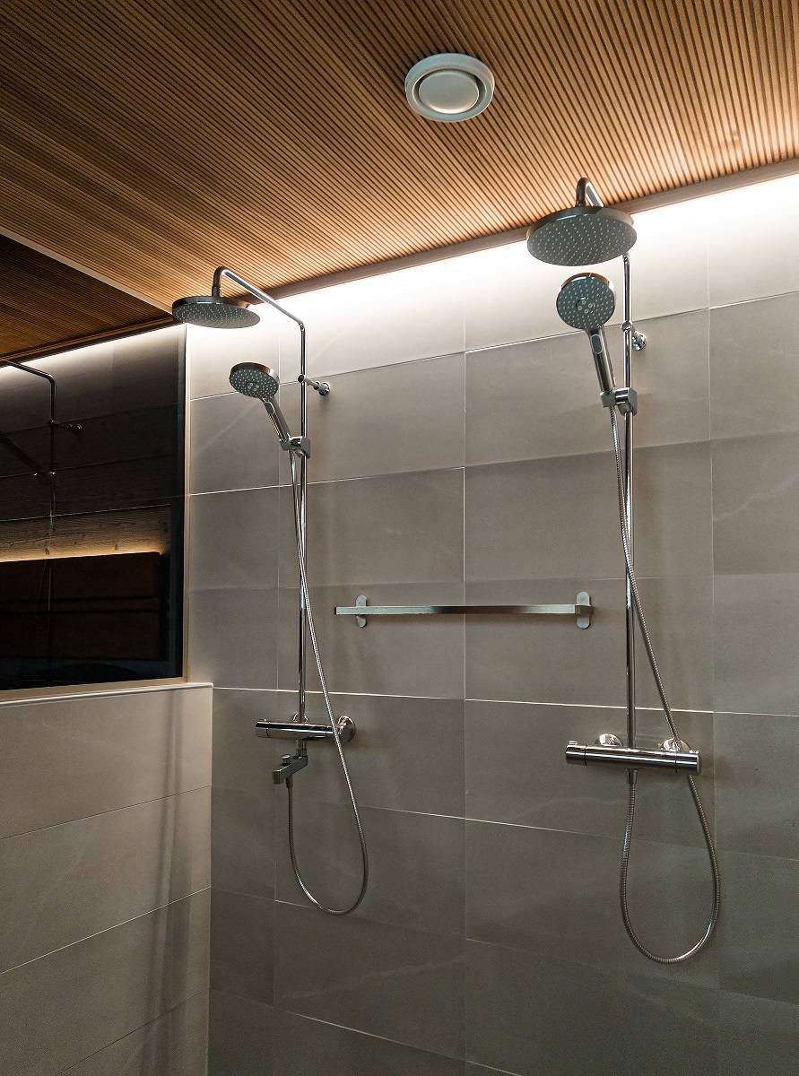 Baño en una pared con tira led