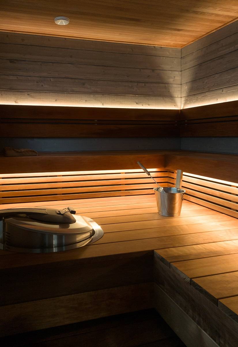 Tira de LED instalada bajo el techo de la sauna y detrás del respaldo.