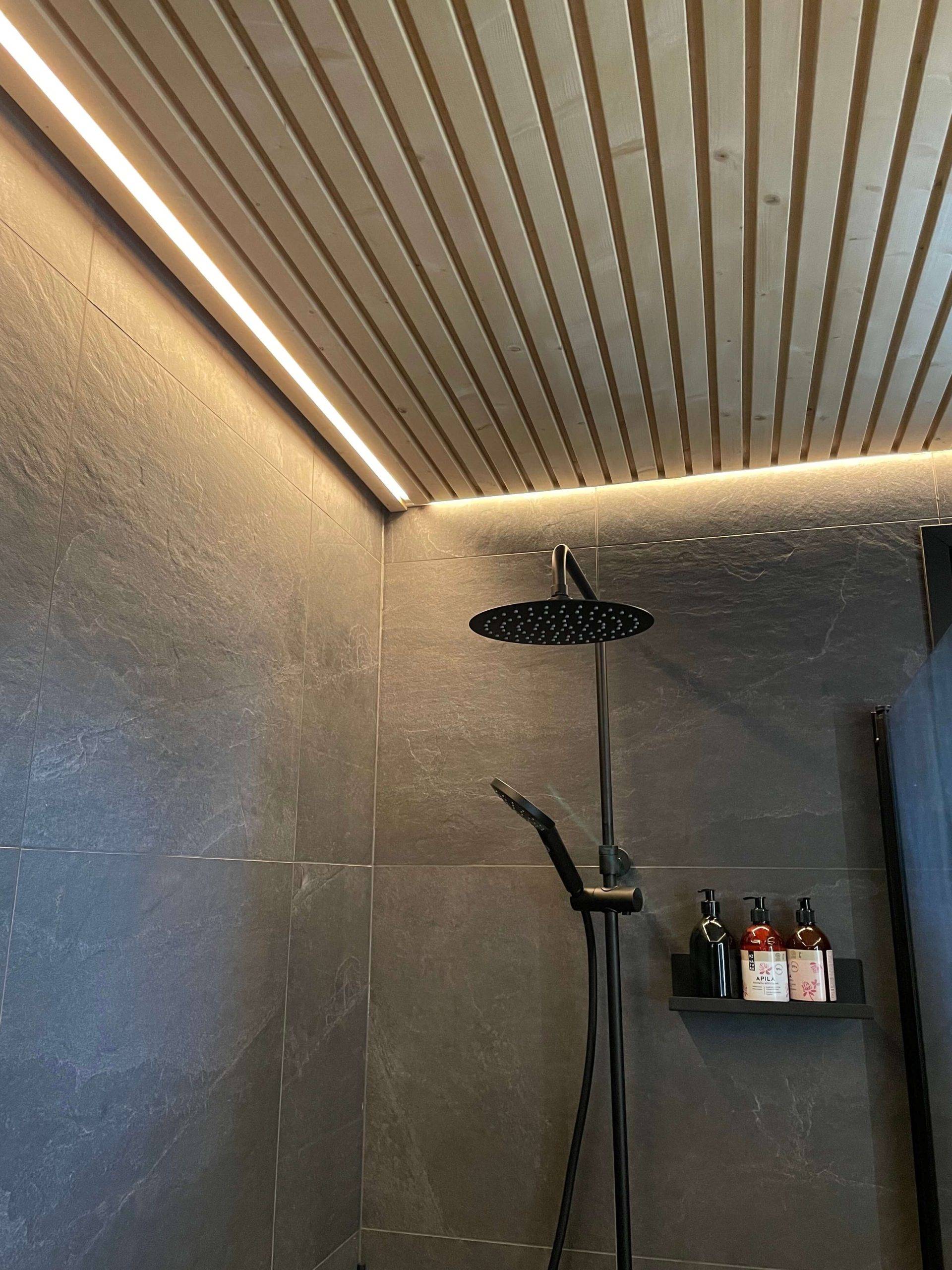 Cinta led en cuarto de ducha.