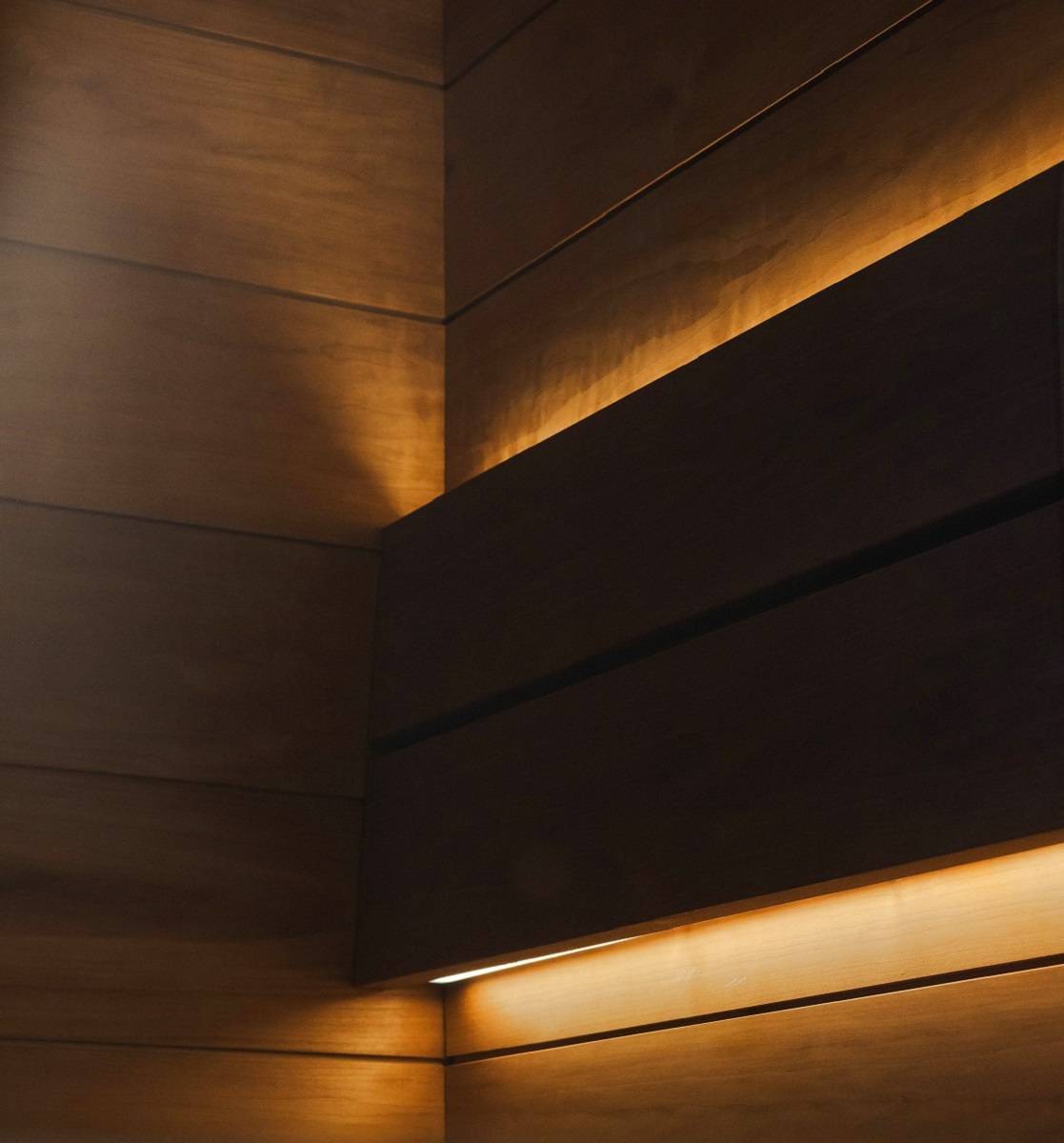 Iluminación respaldo sauna con tira led y perfil arriba y abajo