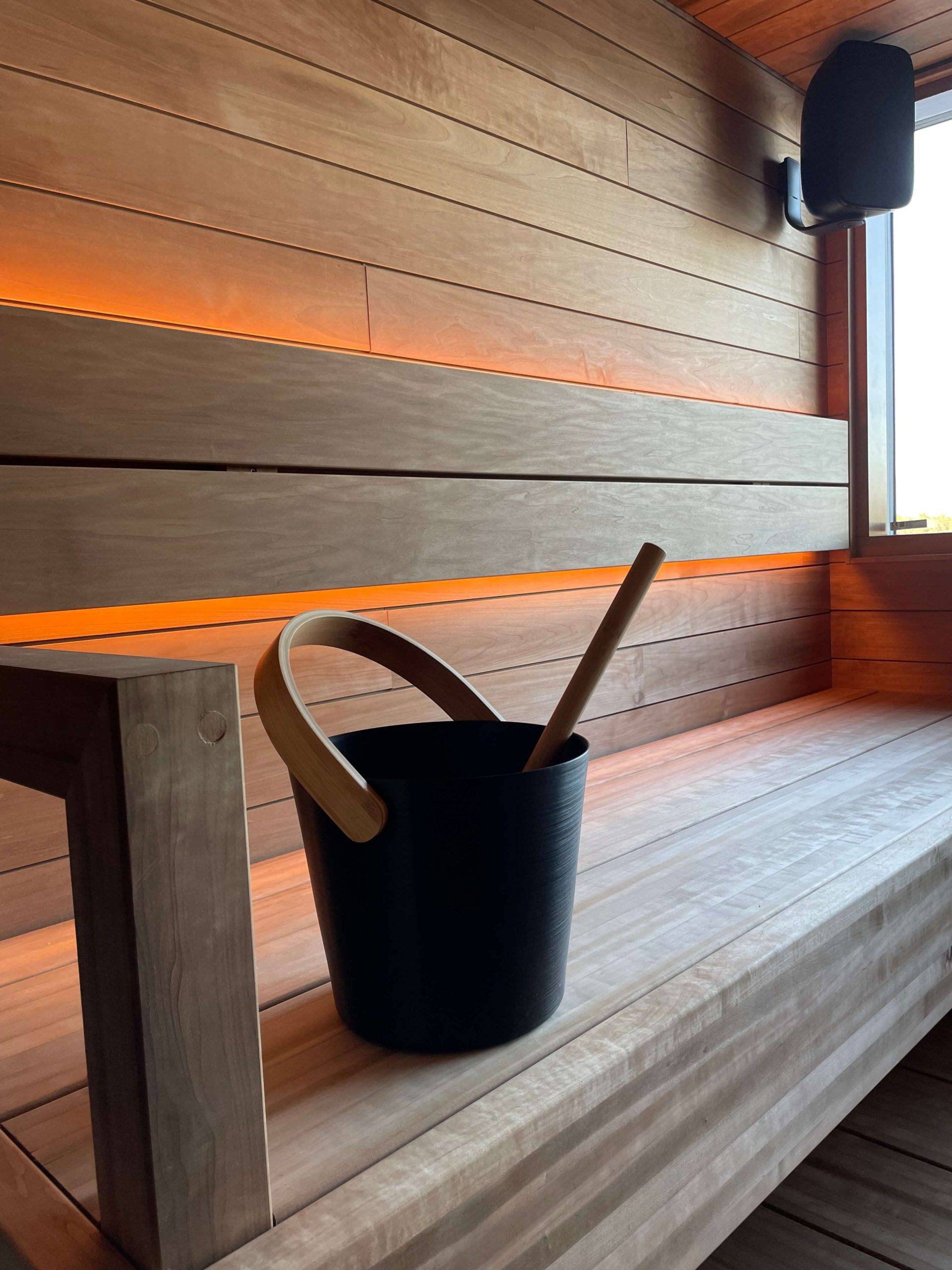 Cinta led regulable en temperatura de color en sauna.