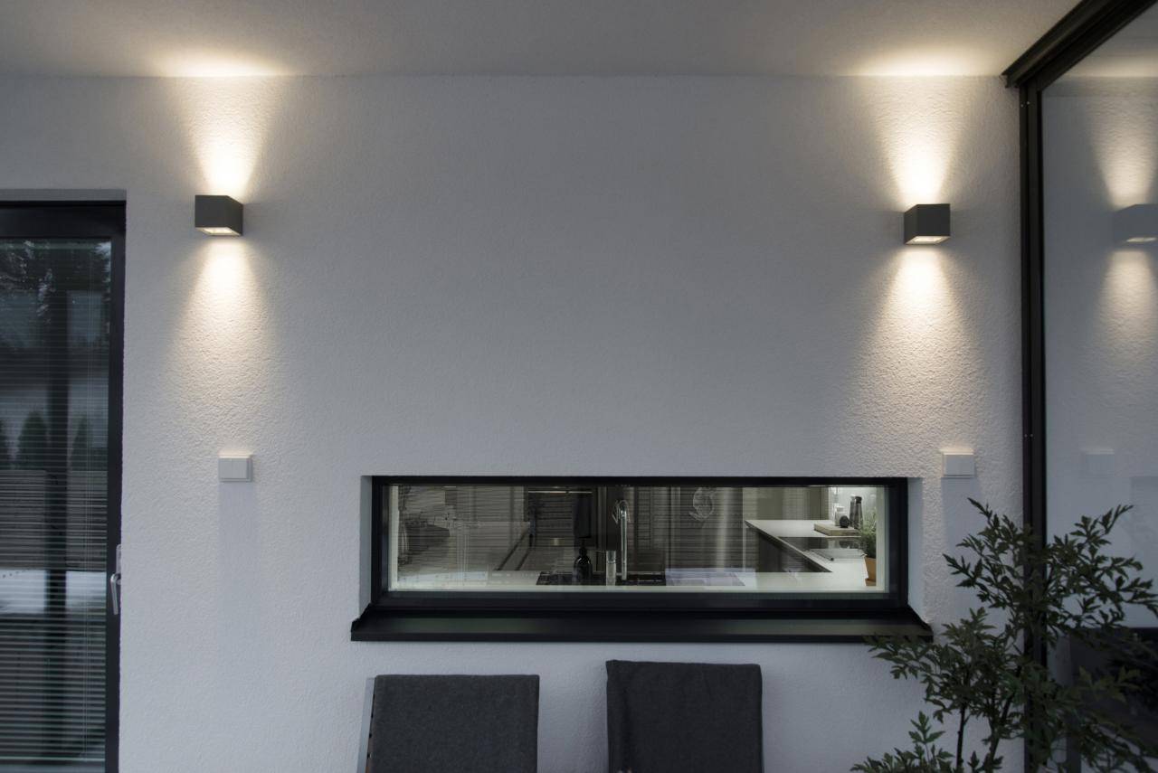 Fondo verde y cuadrado blanco con "LED STORE" en letras mayúsculas blancas y en negrita para destacar las opciones de iluminación de bajo consumo.