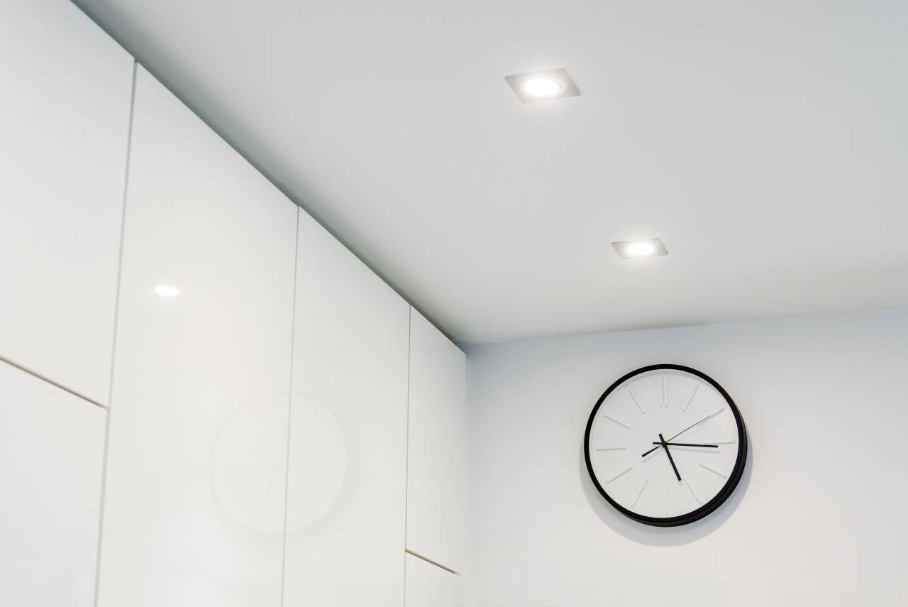 La imagen muestra un fondo verde y un cuadrado blanco en el centro con el texto en negrita "LED STORE", que destaca las soluciones de iluminación energéticamente eficientes.