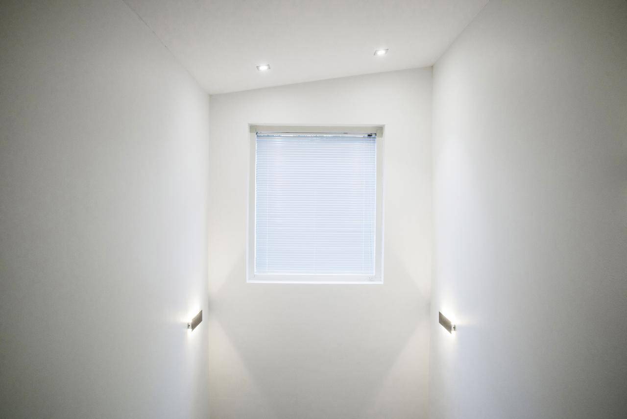Fondo verde, cuadrado blanco en el centro con "LED STORE" en negrita y letras apiladas que destacan las soluciones de iluminación energéticamente eficientes.