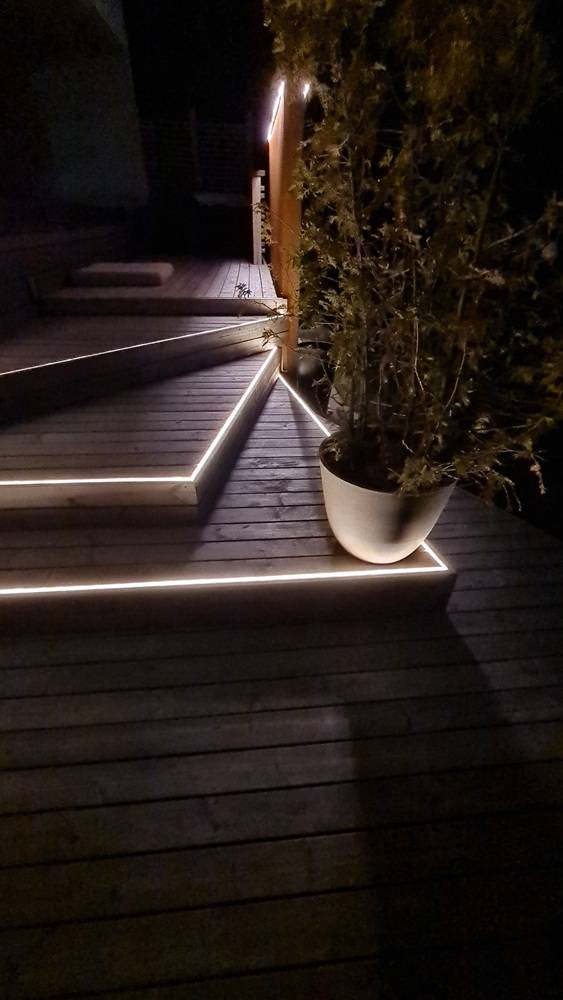 Tira LED NEON empotrada en el borde del techo exterior.