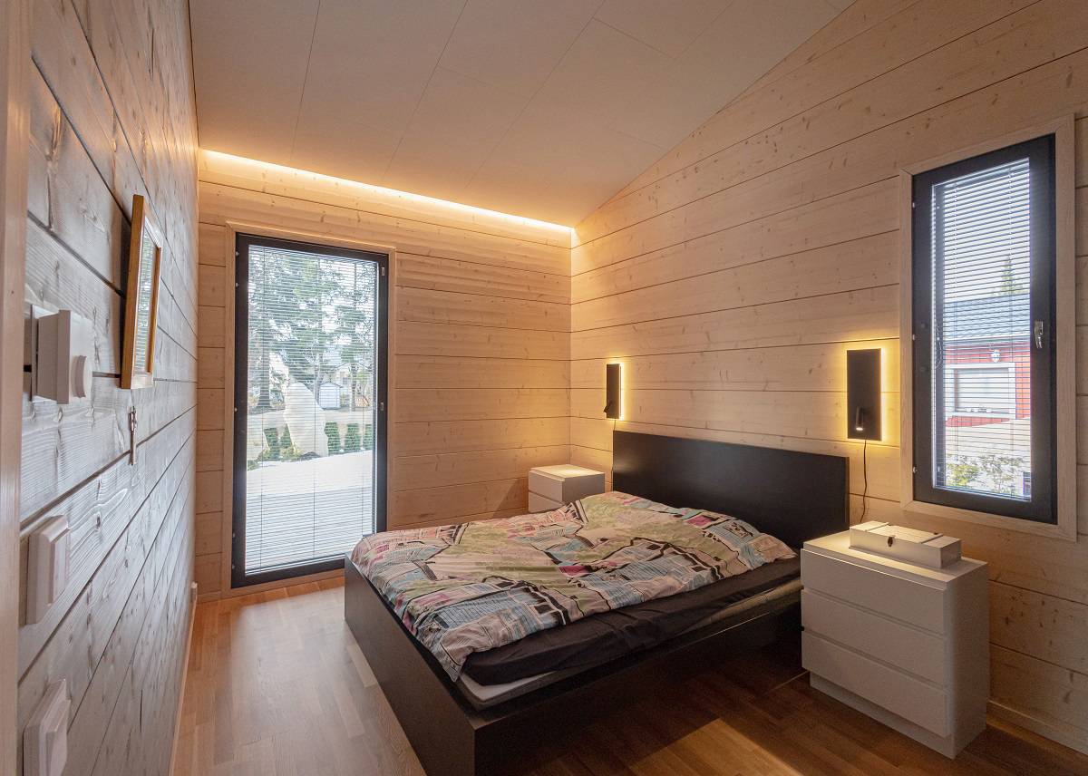 Iluminación en el dormitorio, incluida una tira de LED instalada en el cobertizo de abajo.