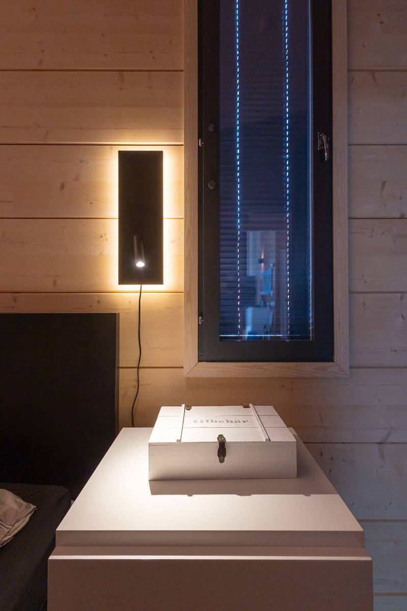 Si lo desea, la luz de lectura nocturna también está disponible con cable de conexión.