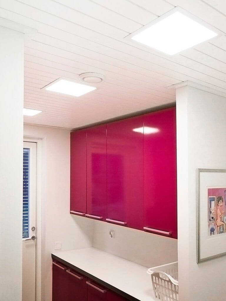 Logotipo de LED STORE sobre fondo verde con un cuadrado blanco en el centro, optimizando soluciones de iluminación LED respetuosas con el medio ambiente.