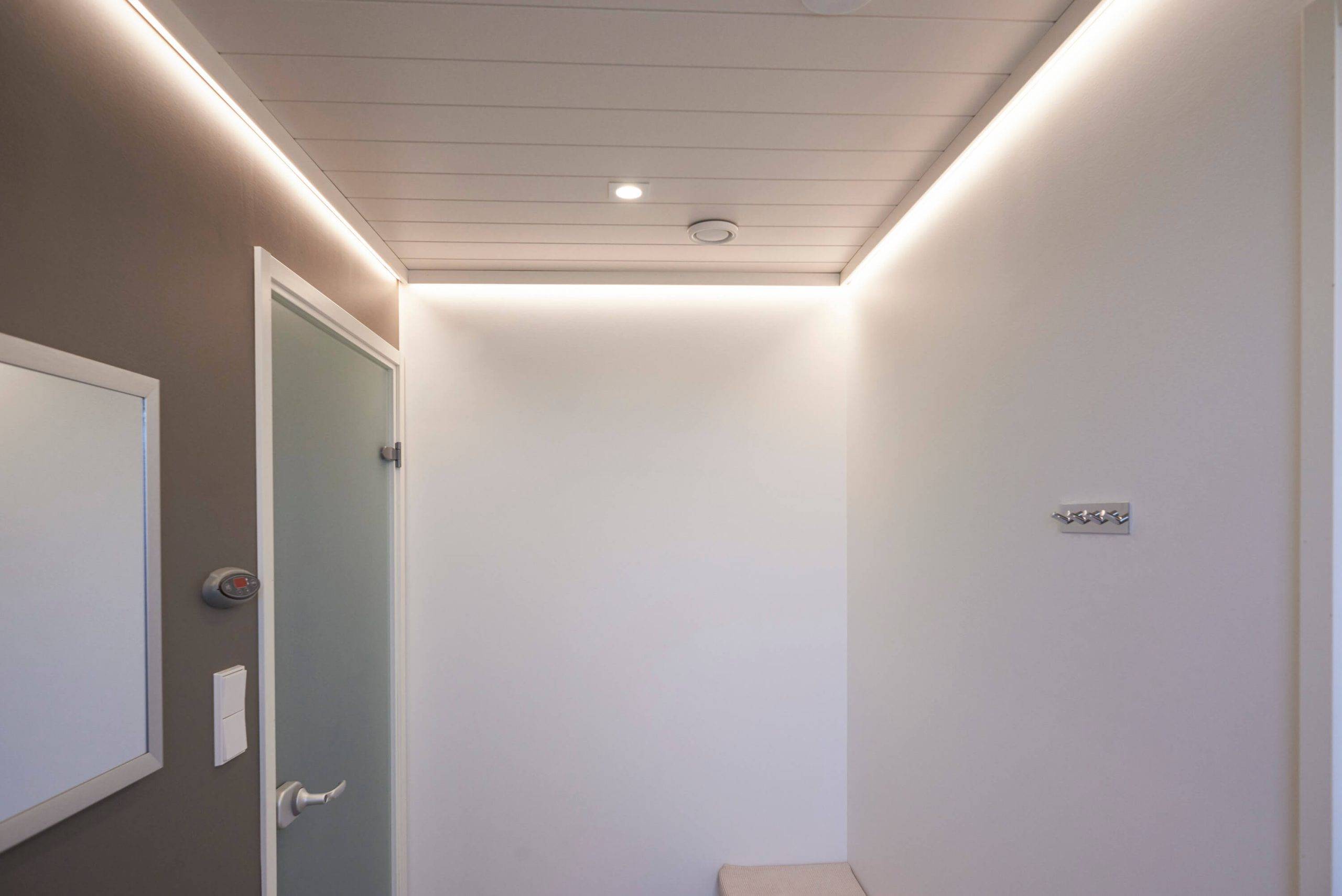 Logotipo de LED STORE sobre fondo verde: un cuadrado blanco con el texto "LED STORE" en negrita y en blanco, que destaca las soluciones de iluminación LED respetuosas con el medio ambiente.