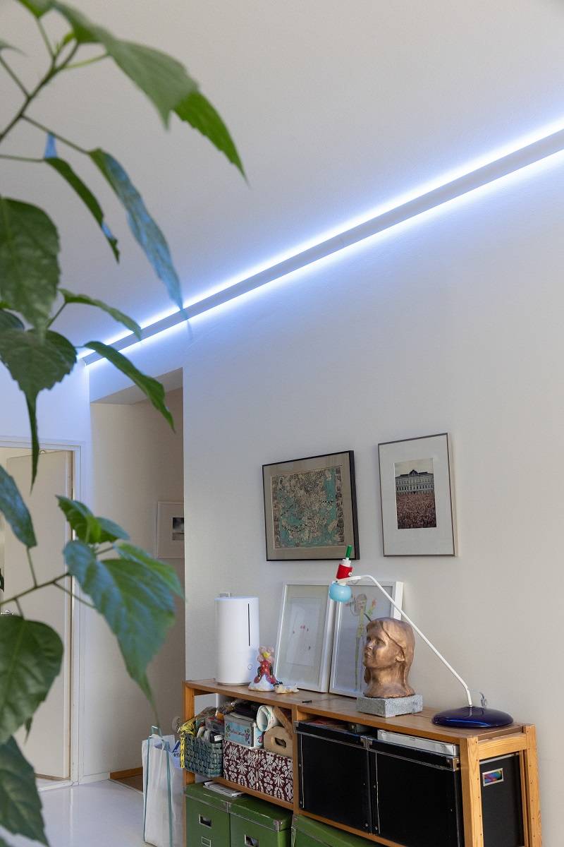 La tira de leds RGB+CCT facilita el cambio de ambiente.