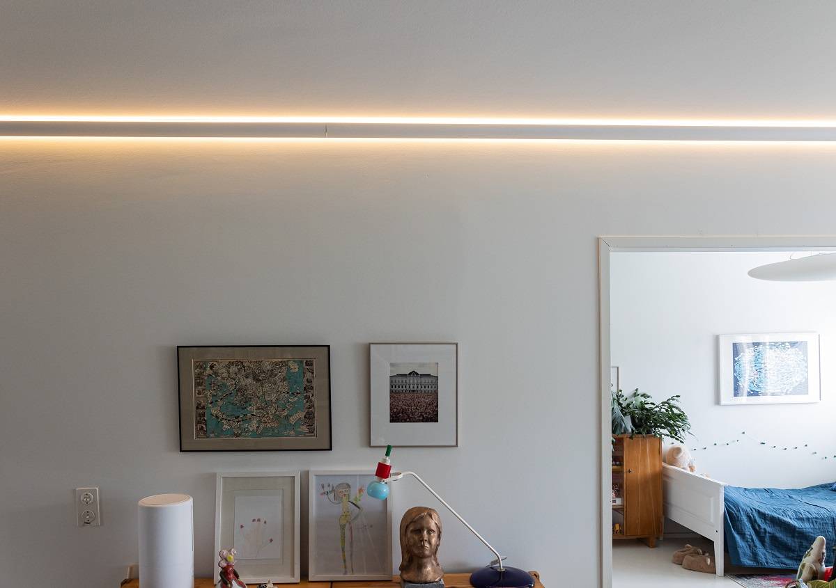 La tira de leds RGB+CCT con perfil indirecto de 3 arcos da mucha luz al espacio