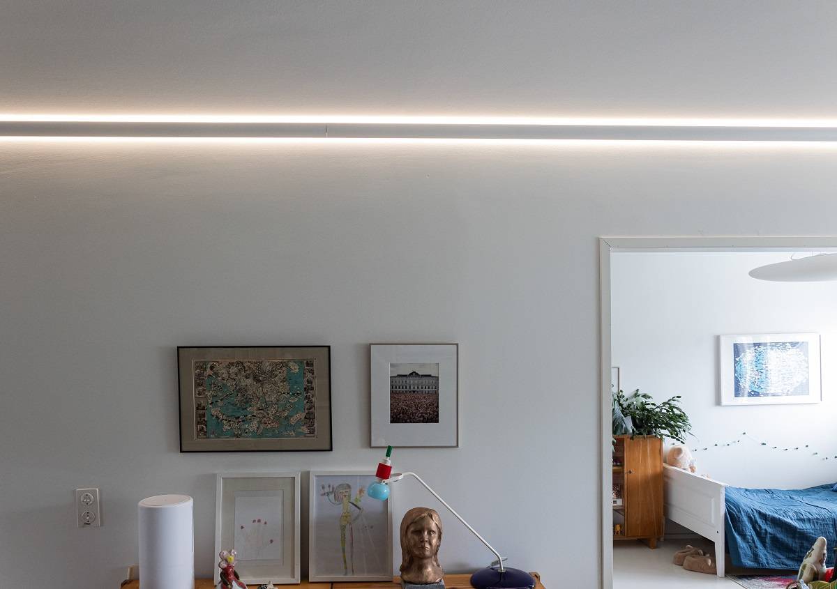 La tira de leds RGB+CCT con perfil indirecto de 3 arcos da mucha luz al espacio