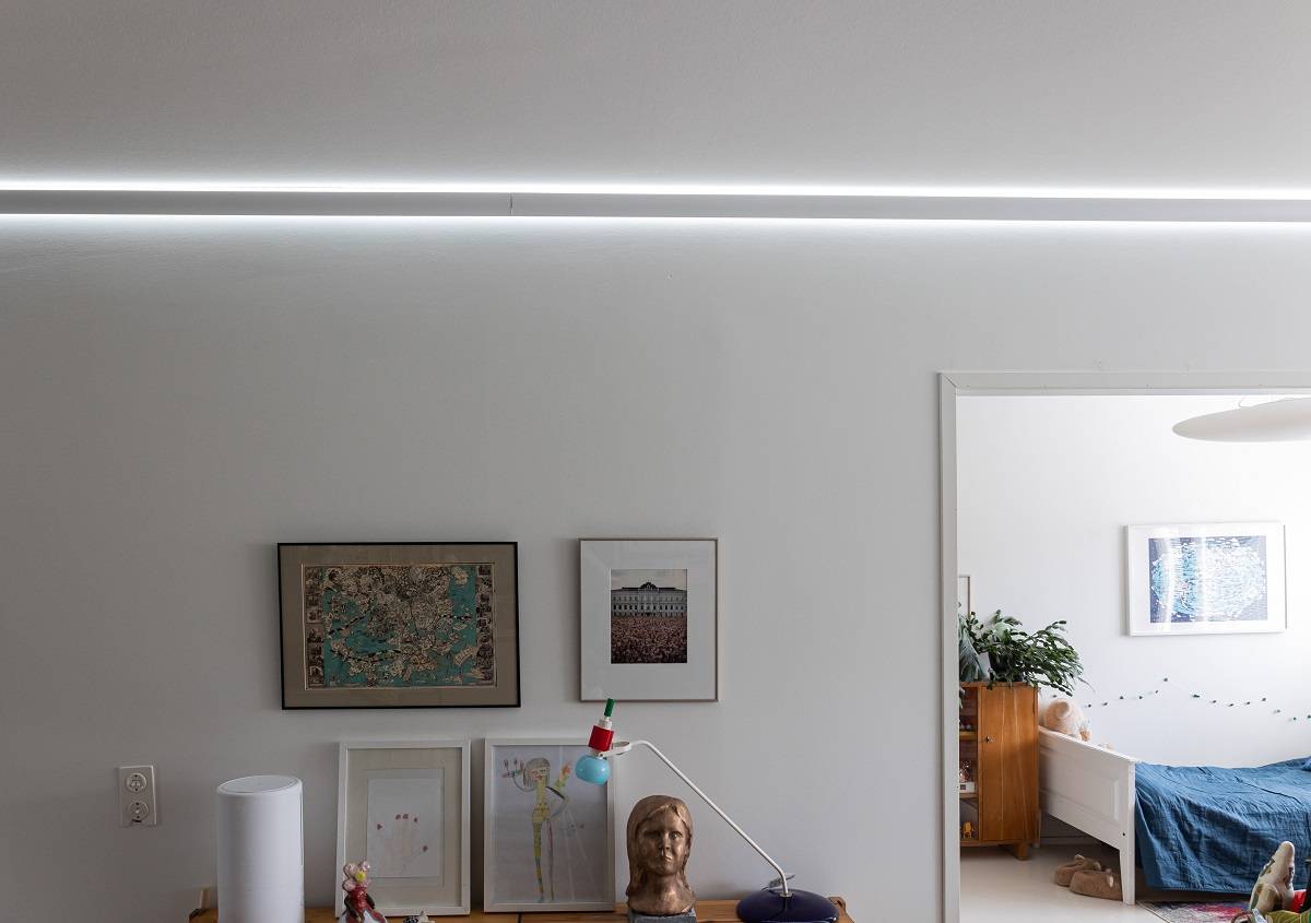 Tira led RGB+CCT con perfil indirecto de 3 arcos da mucha luz al espacio.