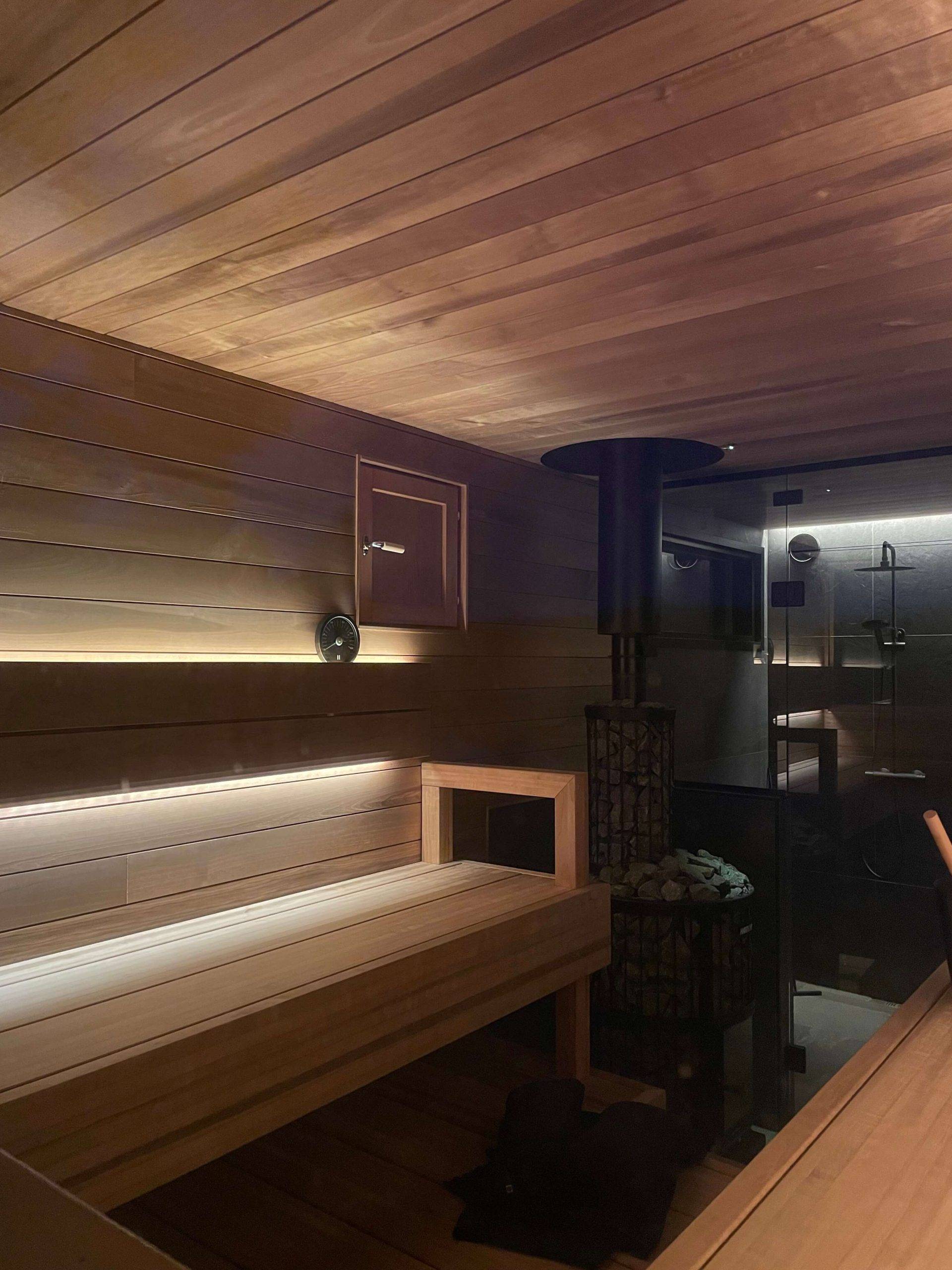 Iluminación en la parte trasera de la sauna en dos direcciones.