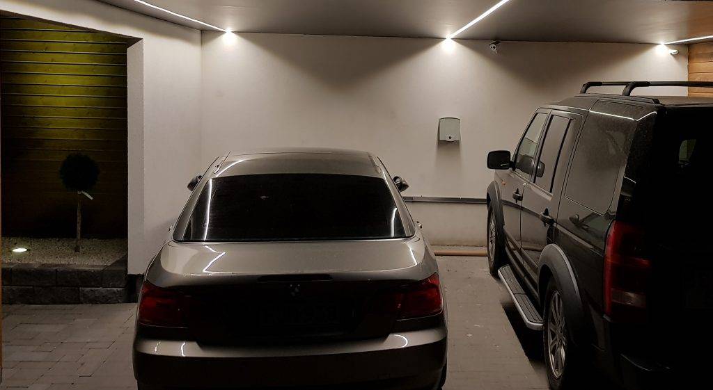 Un fondo verde con un rectángulo blanco en el centro con el texto "LED STORE" apilado verticalmente en blanco, destacando las soluciones de iluminación energéticamente eficientes.