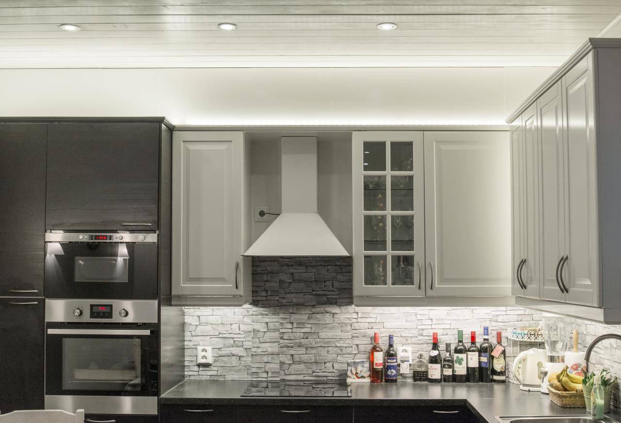Fondo verde con un cuadrado blanco con "LED STORE" en letras mayúsculas blancas y en negrita destacando el logotipo de la empresa de iluminación LED.