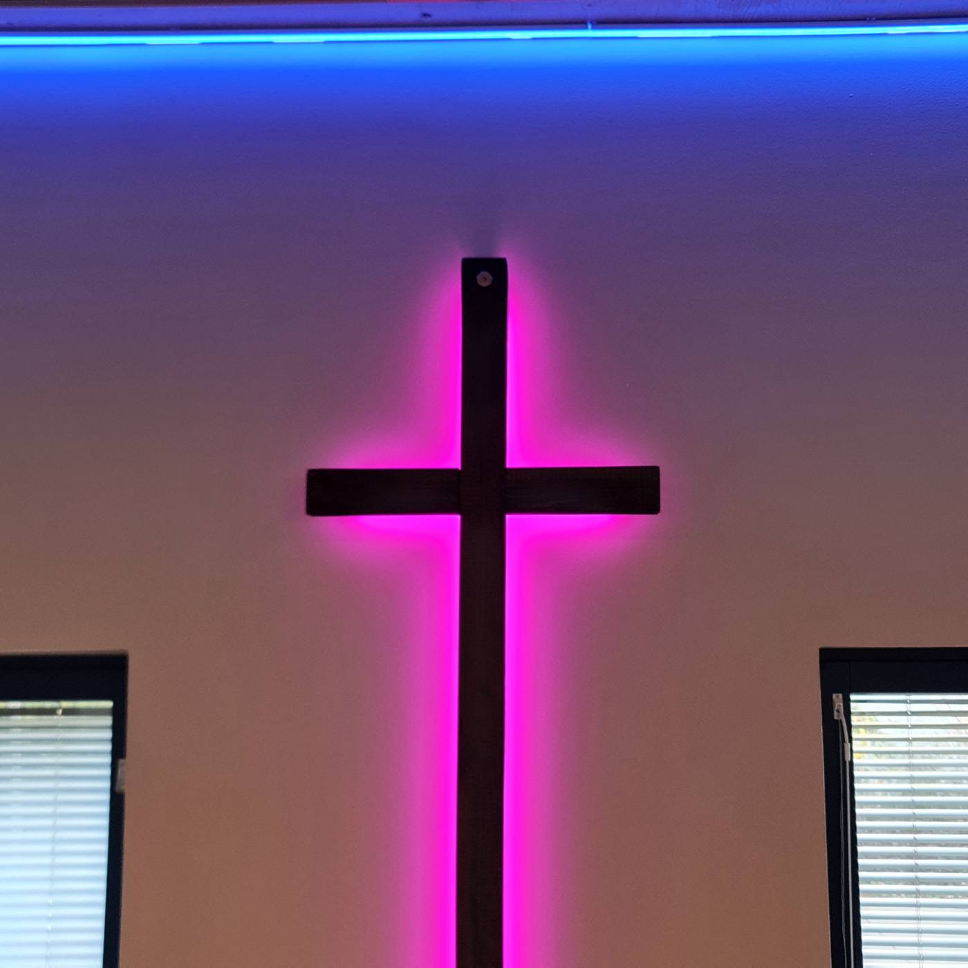Cruz de iglesia Tapiola iluminación RGB by ledstore.fi