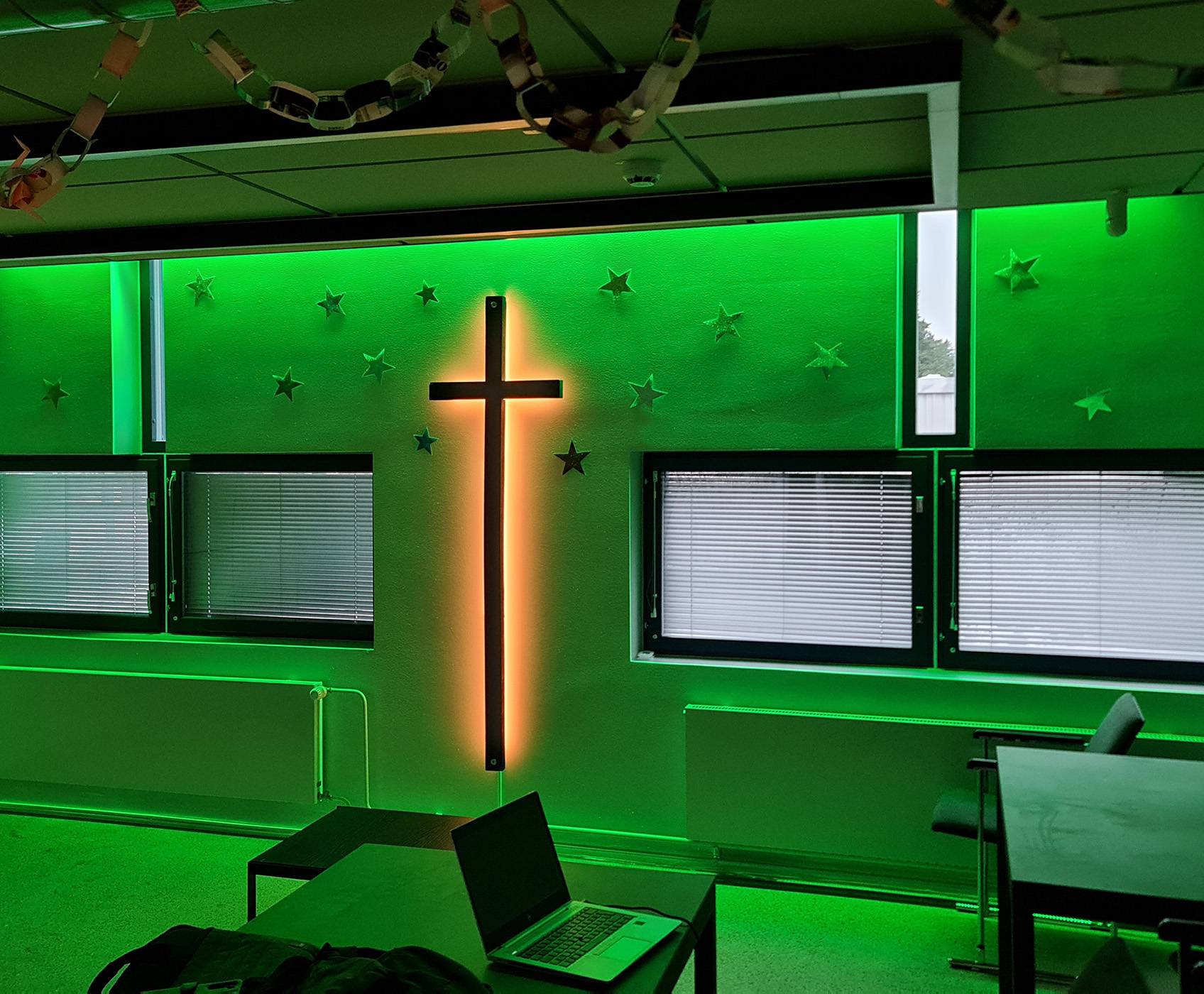 Cruz de iglesia Tapiola iluminación RGB by ledstore.fi