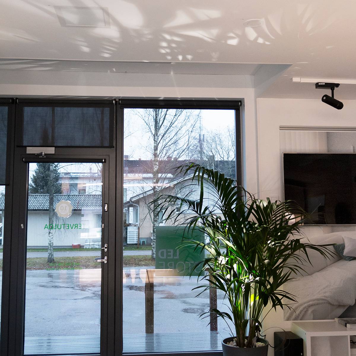 Maapik basculante instalado sobre una planta de interior para resaltarla y aportar luz ambiental al espacio. La luz traída desde abajo hacia arriba también crea hermosas sombras en el techo. Ledstore.fi