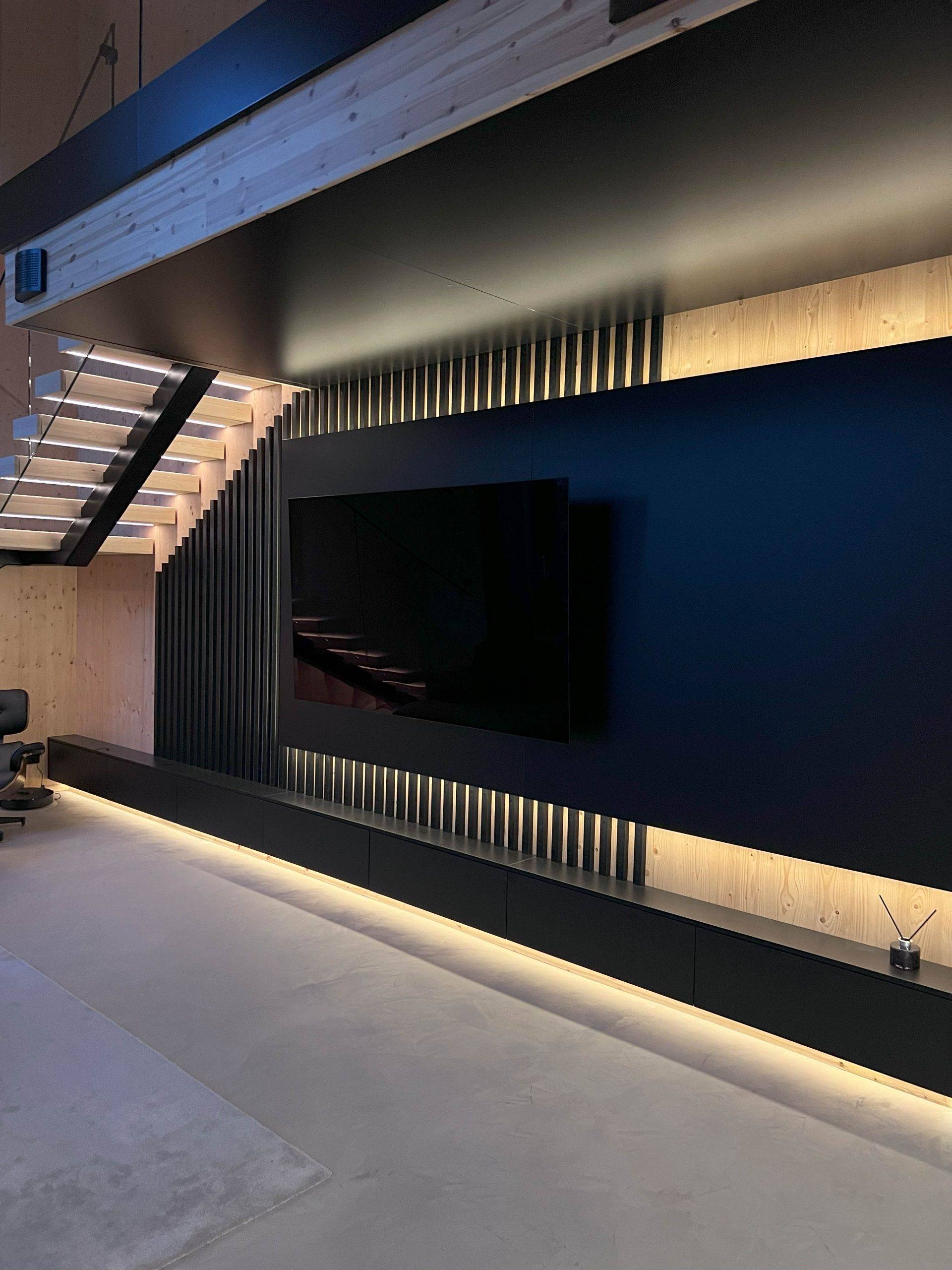 La iluminación de esquina para TV es una solución elegante para un espacio.