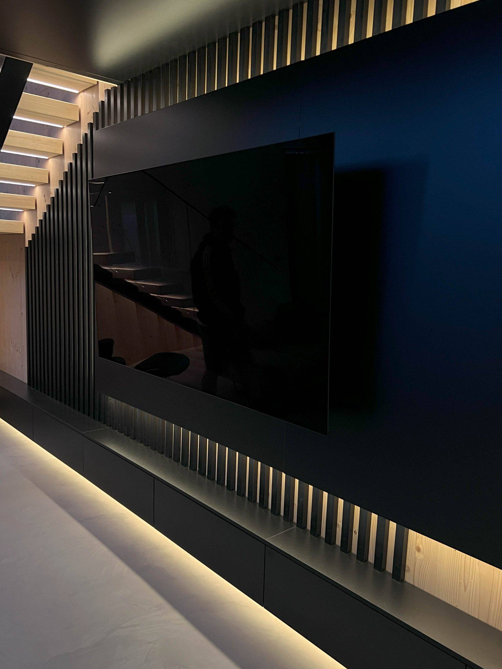 La luz procede indirectamente de detrás del televisor, lo que reduce la fatiga visual.