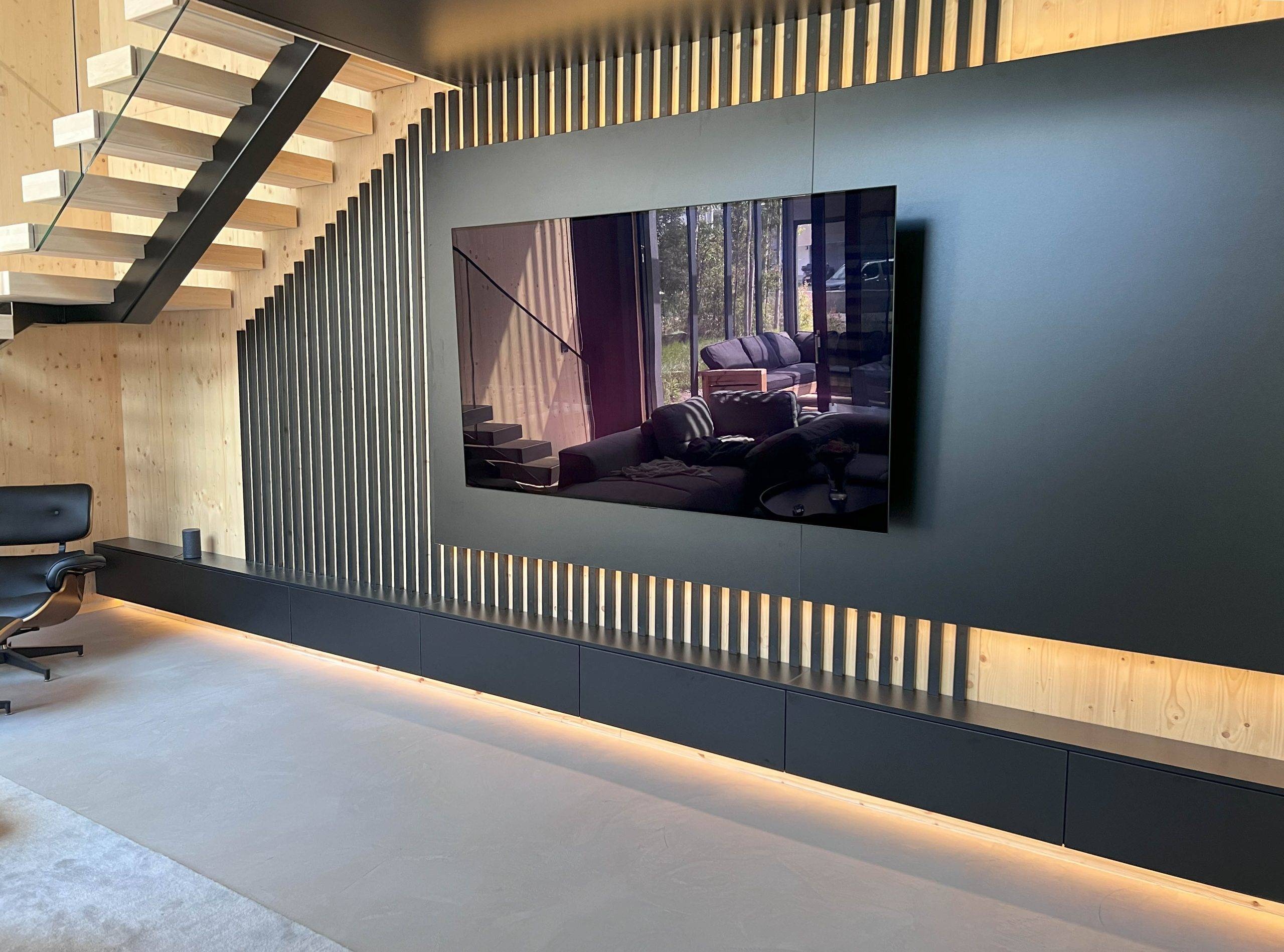 Durante el día, la luz de la esquina del televisor no es tan brillante.