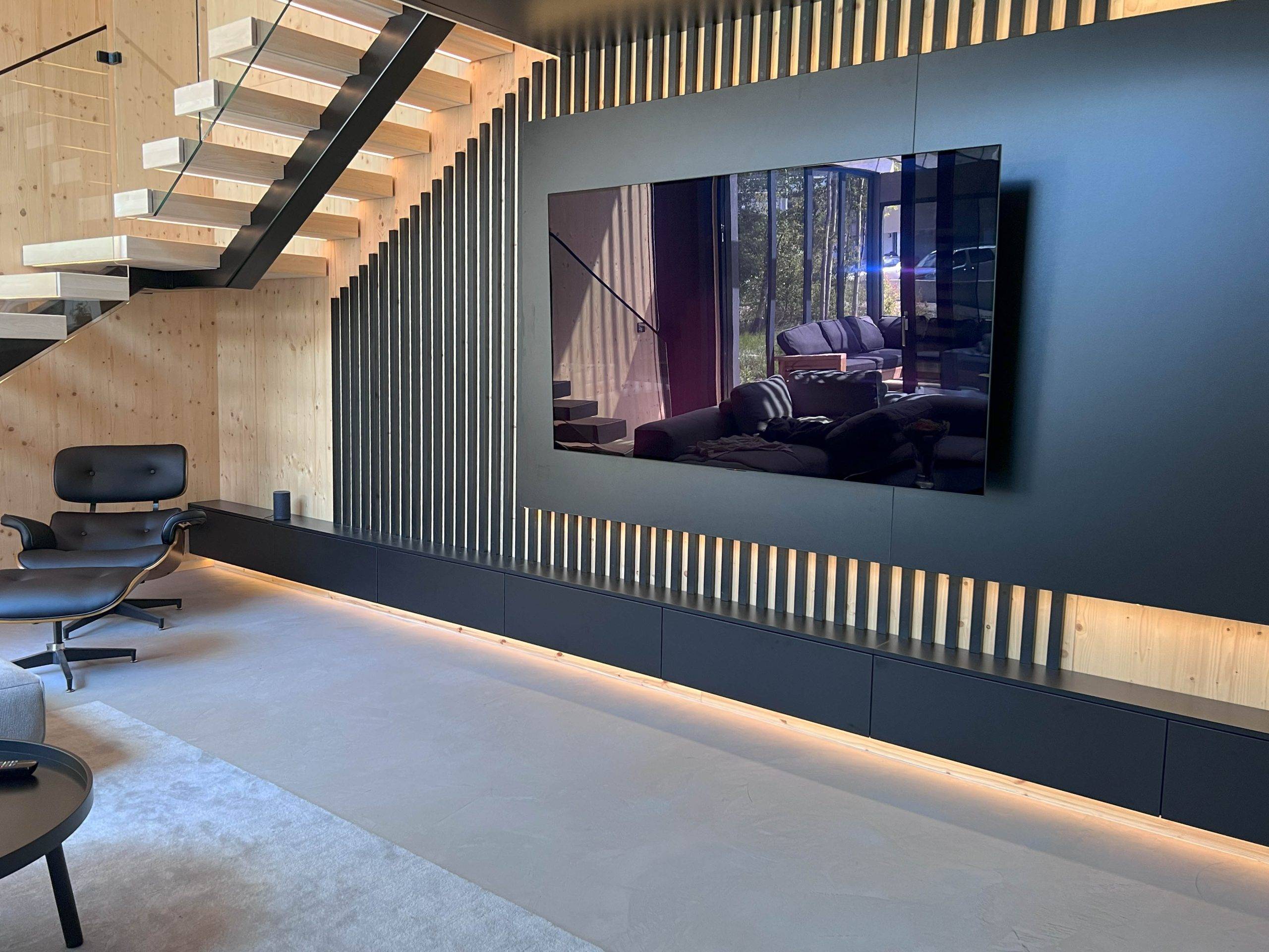La luz en el rincón del televisor crea un ambiente acogedor.