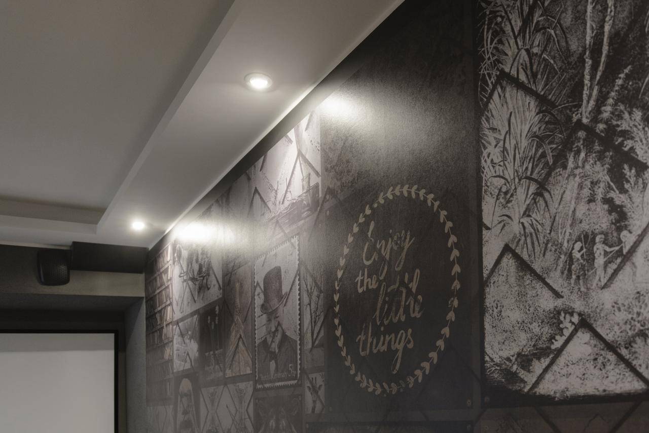 Fondo verde y cuadrado blanco con "LED STORE" en negrita en el centro para soluciones de iluminación energéticamente eficientes.