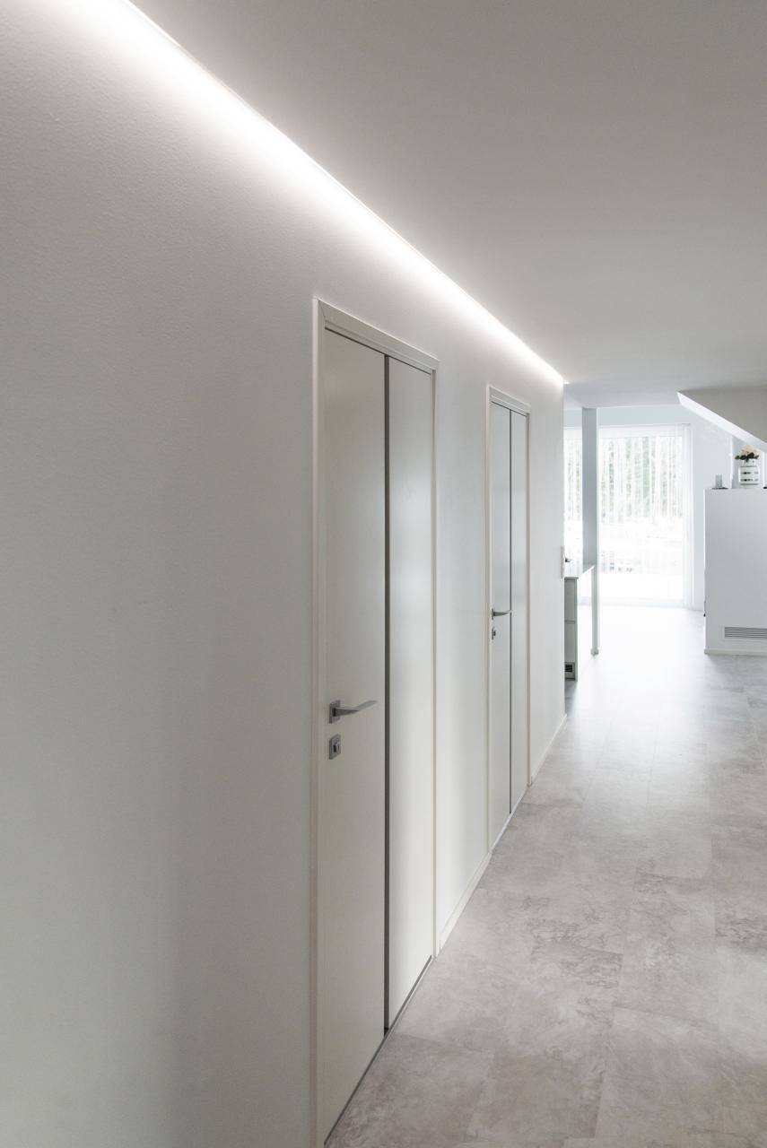 Alttext: "Fondo verde sobre un cuadrado blanco con el texto "LED STORE", que destaca la iluminación de bajo consumo. Ideal para tiendas respetuosas con el medio ambiente.