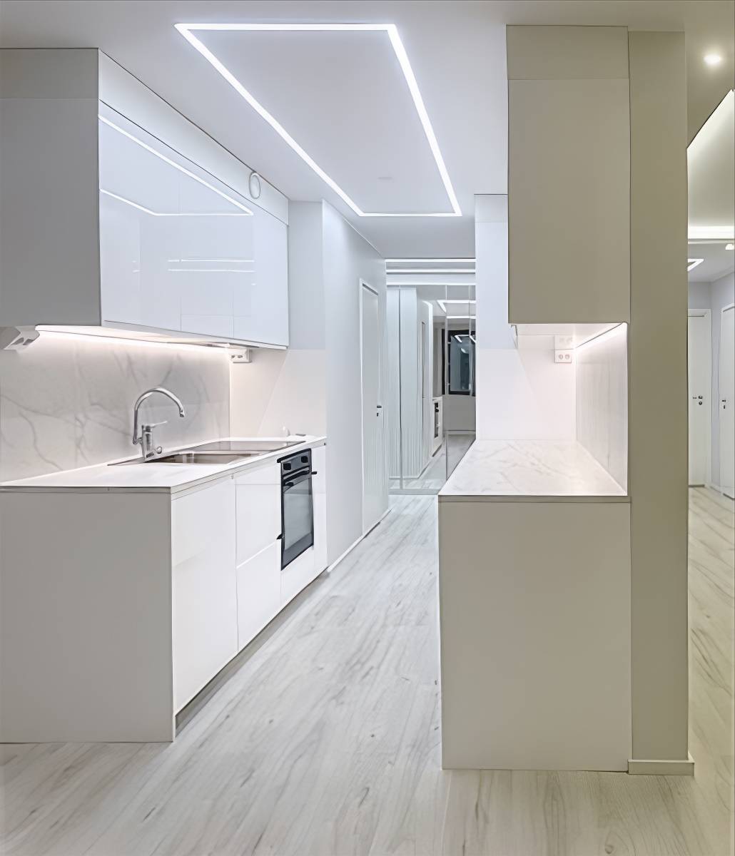 Iluminación de la encimera de la cocina con tira de LED e iluminación general creada por tira de LED montada en un perfil de aluminio empotrado.