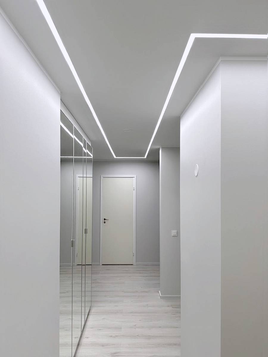 Las tiras de LED empotradas en el vestíbulo se prolongan sin solución de continuidad hasta el pasillo.