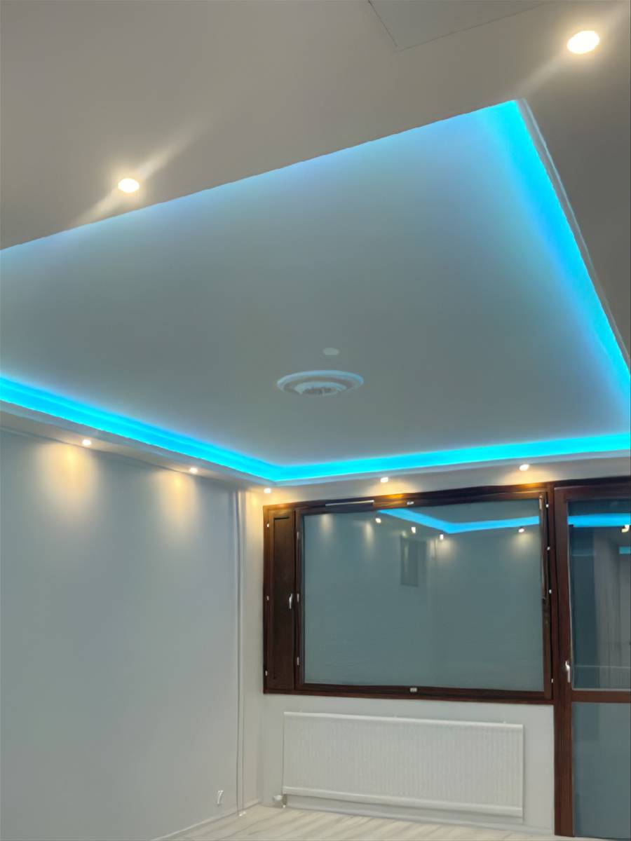 Iluminación general creada con focos led, con tiras de iluminación led indirecta.