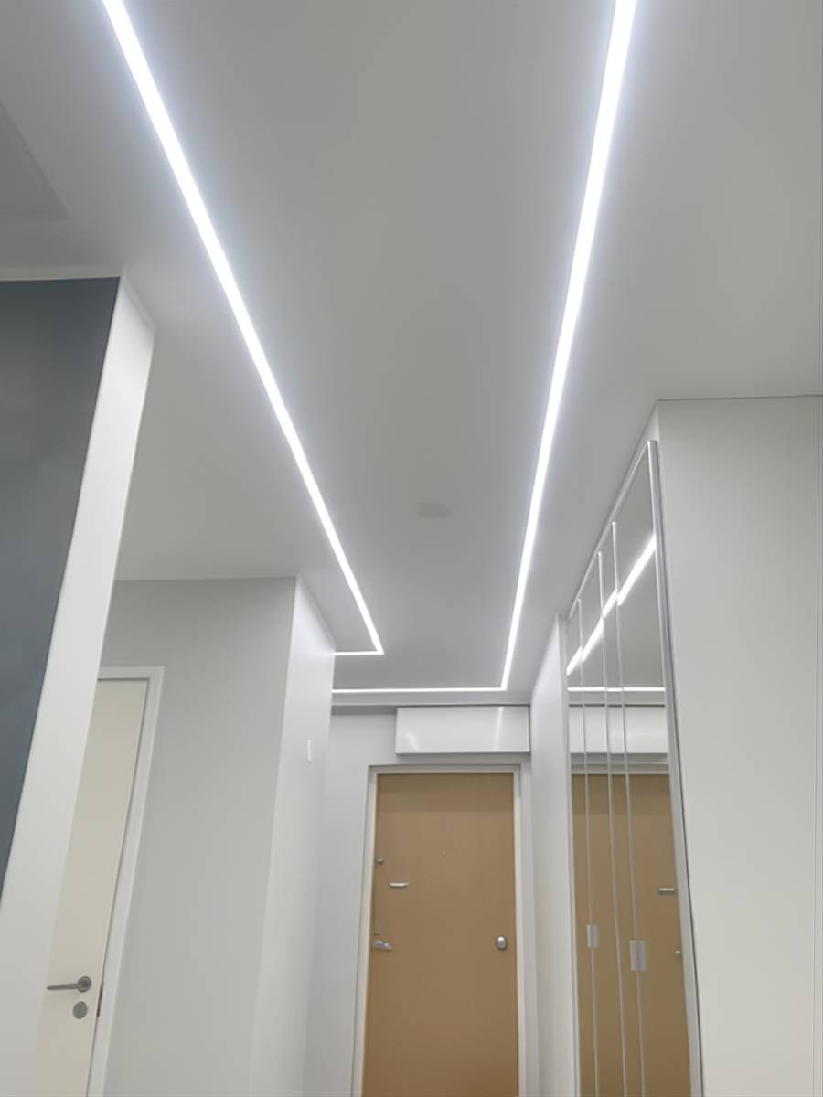 Eficiente y minimalista tira de iluminación led creada con un perfil de aluminio empotrado.